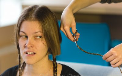 Miten lahjoitan hiukseni hyväntekeväisyyteen